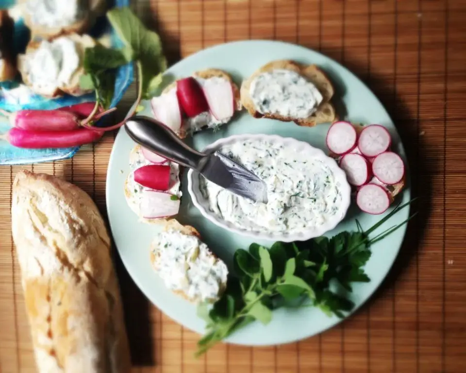 Herbed Goat Cheese Style Kefir Cheese