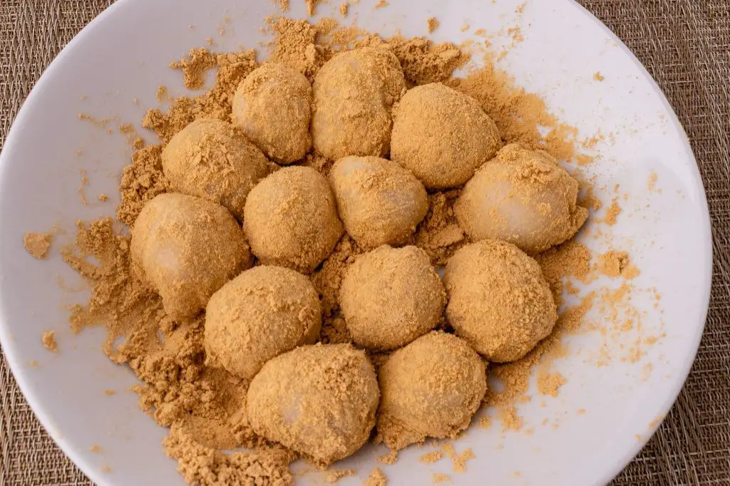 Injeolmi (Soybean Powder Coated Rice Cake)