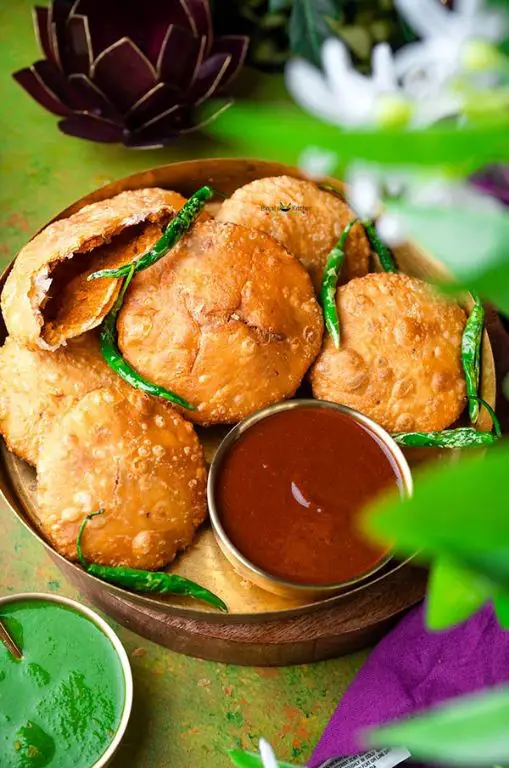 Kachori with Spicy Green Chutney