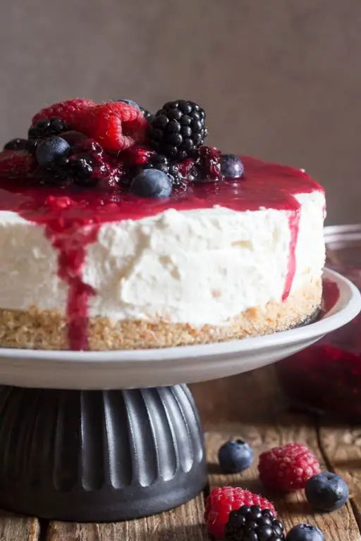 No-Bake Cheesecake with Berry Topping
