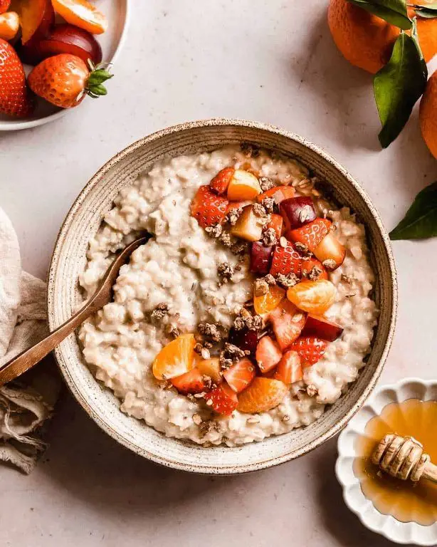 Oatmeal with Fresh Fruit and Honey