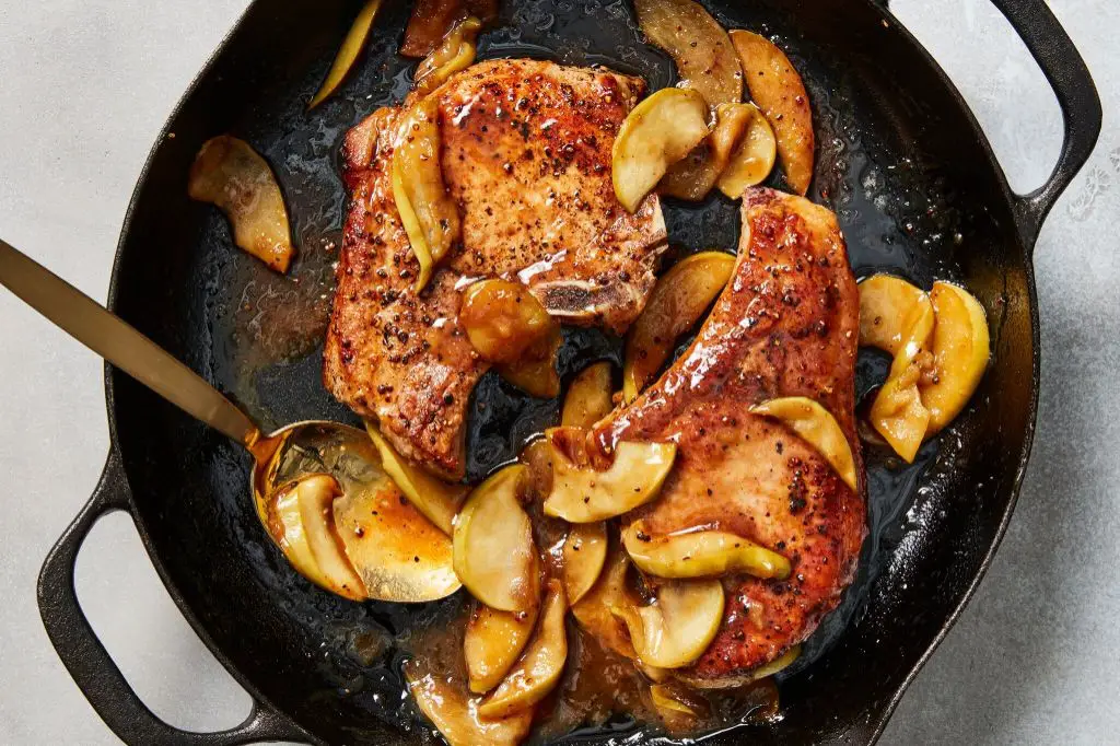 Pan-Seared Pork Chops with Caramelized Apples