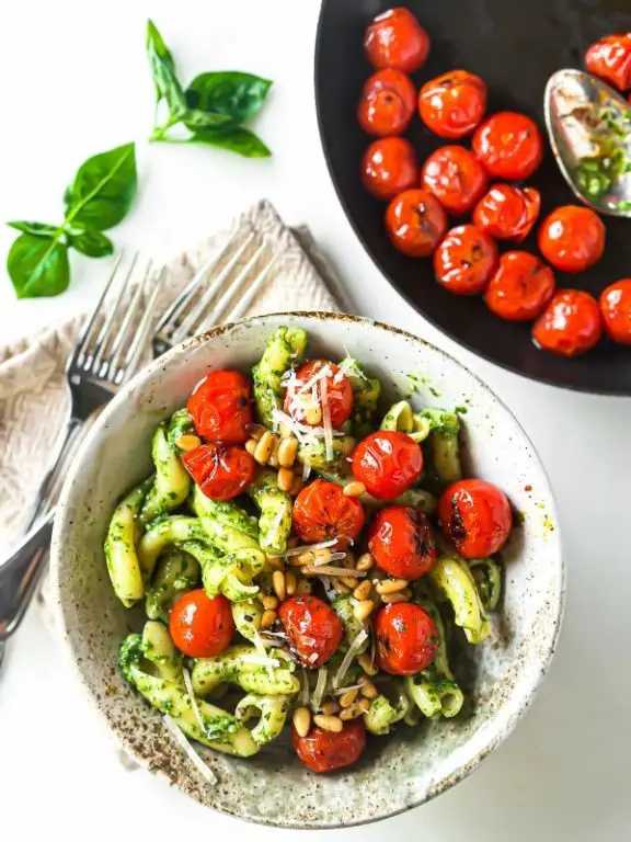 Pesto Pasta with Cherry Tomatoes
