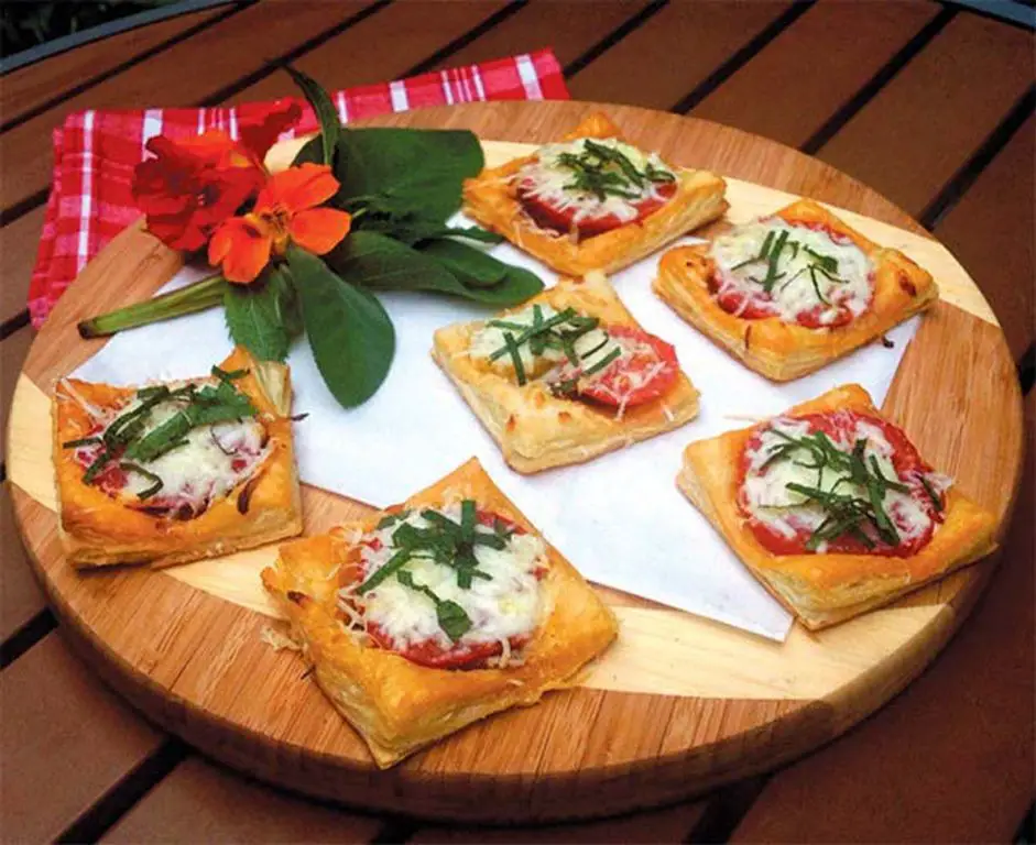 Pesto and Sun-Dried Tomato Puff Pastry Appetizers