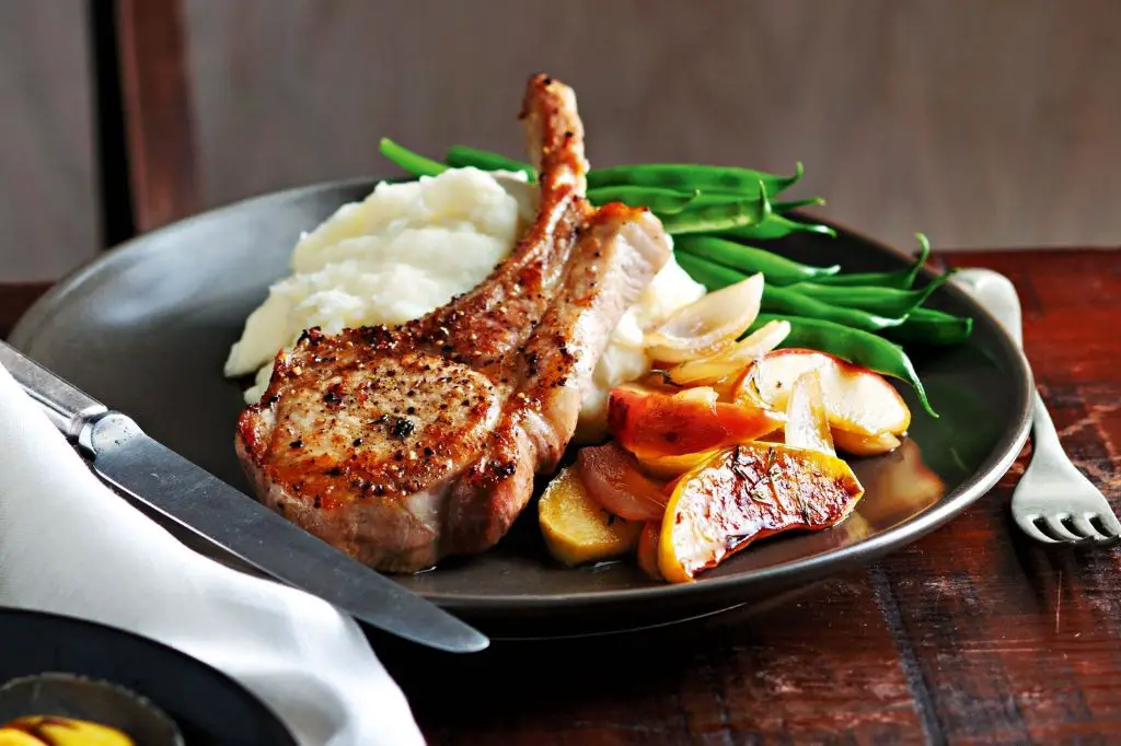 Pork Chops with Apple and Maple Syrup Glaze