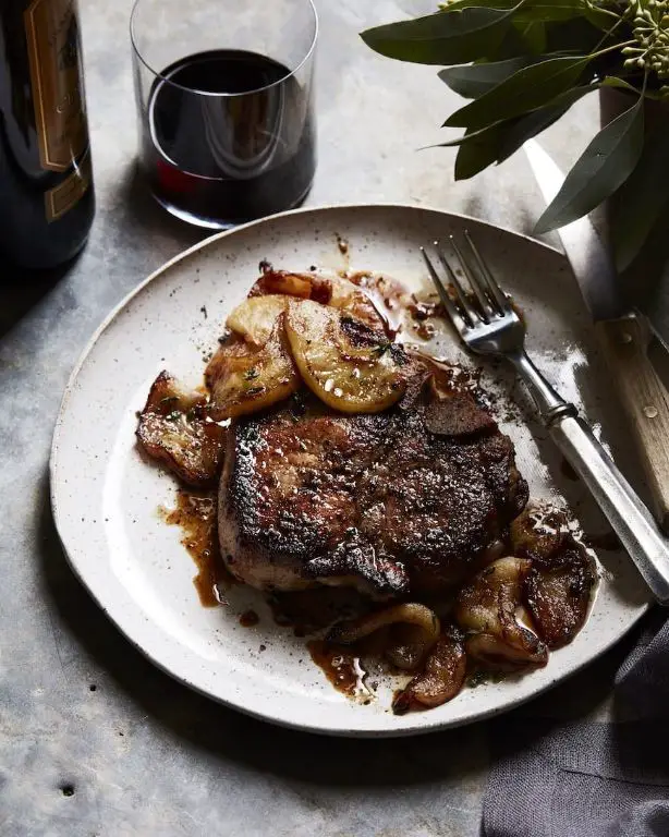 Pork Chops with Garlic and Thyme