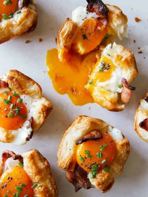 Puff Pastry Breakfast Cups with Eggs and Bacon