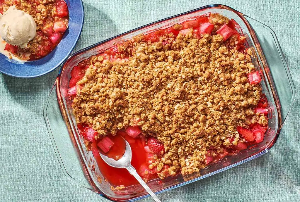 Rhubarb and Strawberry Crumble