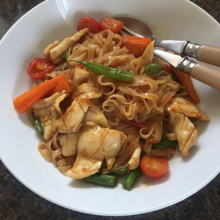 Singapore Noodles with Squid and Chili Sauce