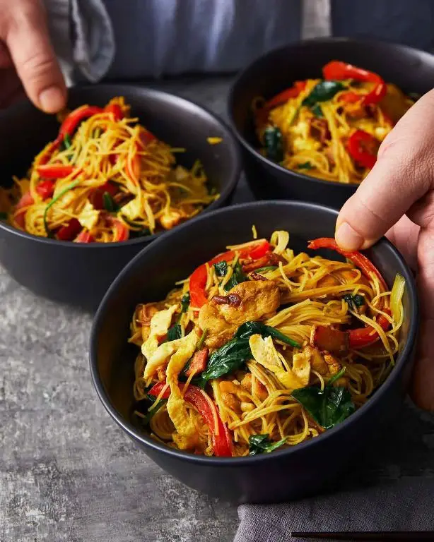 Singapore-Style Noodles with Chicken and Bell Peppers