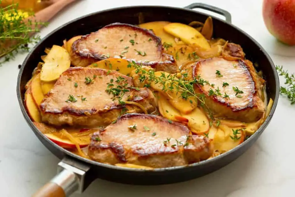 Skillet Pork Chops with Sautéed Apples and Thyme