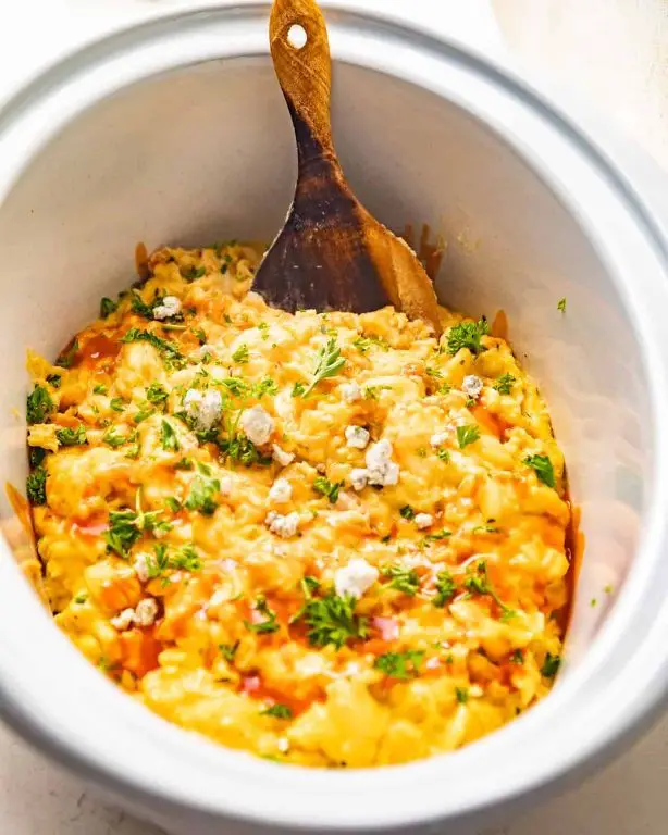Slow Cooker Buffalo Mac and Cheese