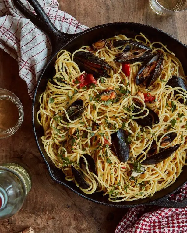 Spaghetti alle Cozze with Mussels and White Wine