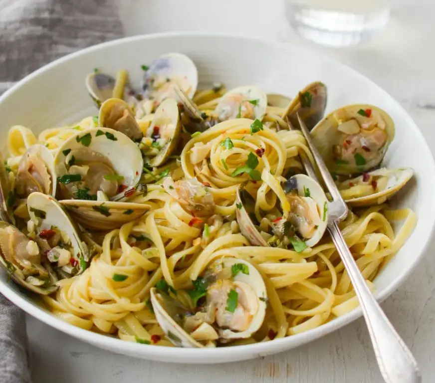 Spaghetti with Clams and White Wine Sauce