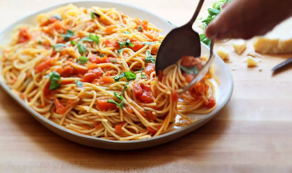 Spaghetti with Fresh Tomato Basil Sauce