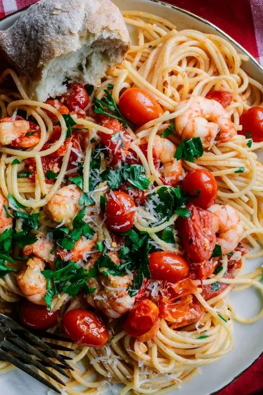 Spaghetti with Garlic Shrimp and Cherry Tomatoes