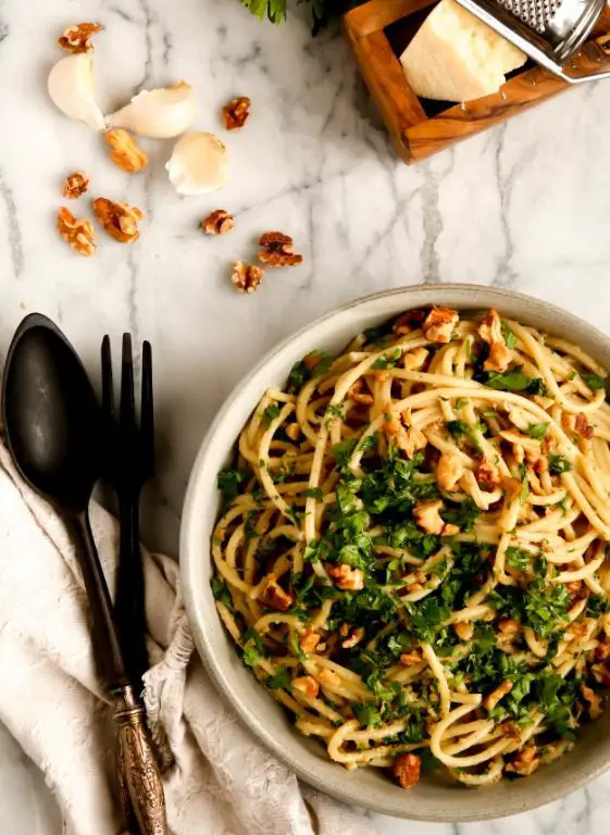 Spaghetti with Walnut and Parsley Pesto
