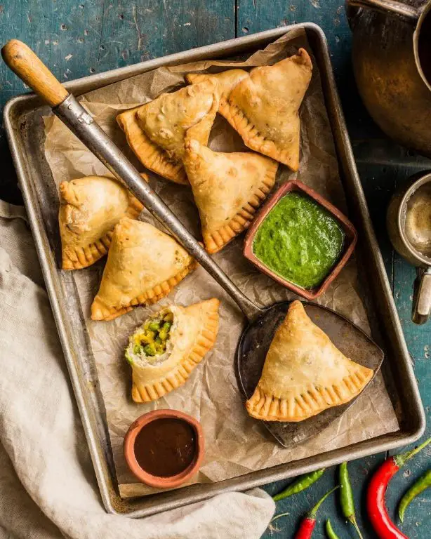 Spicy Samosa with Mint Chutney
