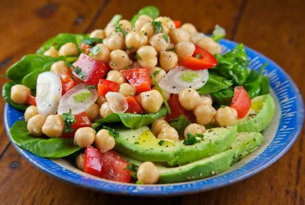 Spinach Avocado and Chickpea Salad