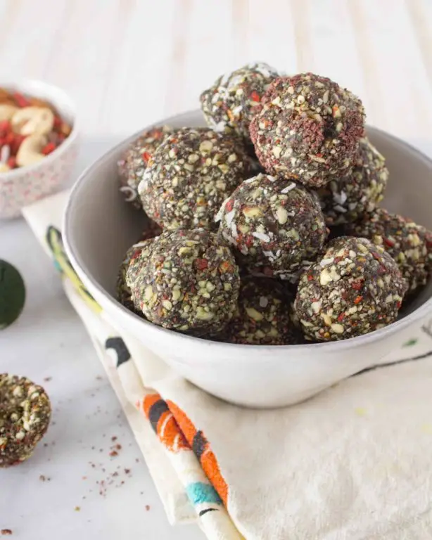 Spirulina Energy Bites with Dates and Nuts