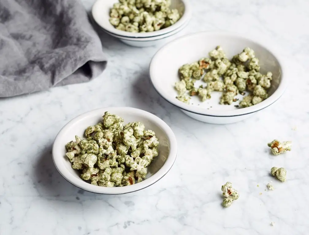 Spirulina Popcorn with Nutritional Yeast