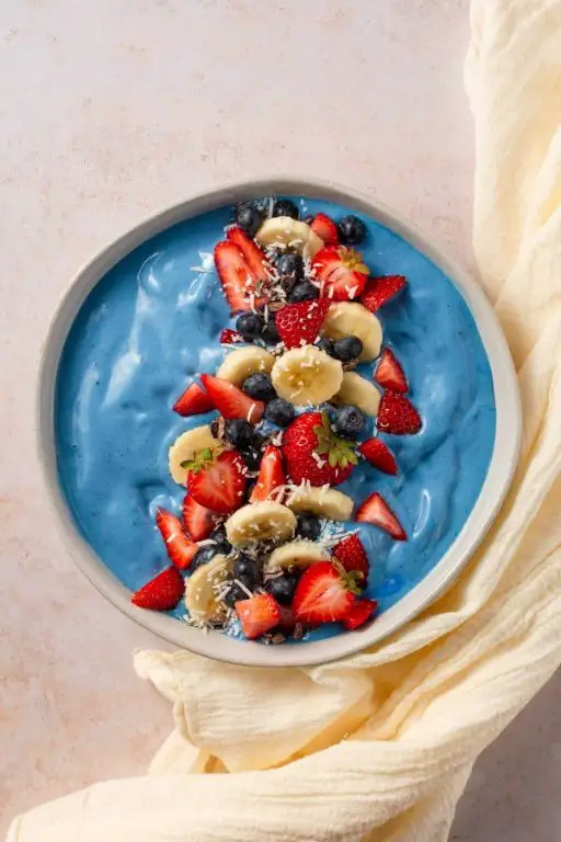 Spirulina Smoothie Bowl with Fresh Berries