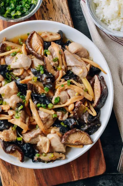 Steamed Chicken with Wood Ear Mushrooms