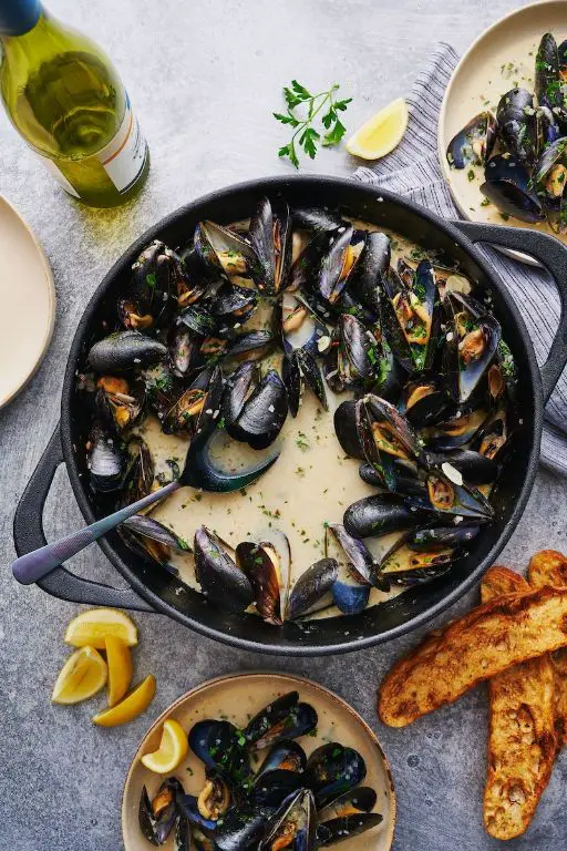 Steamed Mussels with Garlic and White Wine