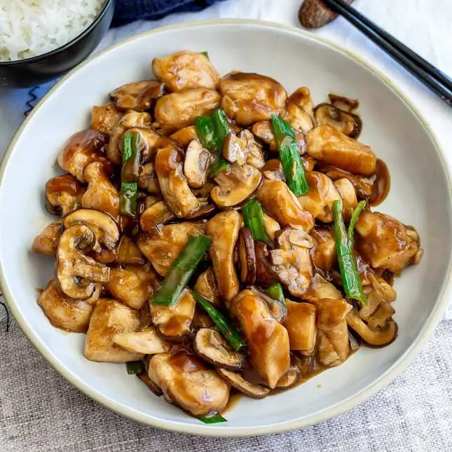 Stir-Fried Chicken with Button Mushrooms