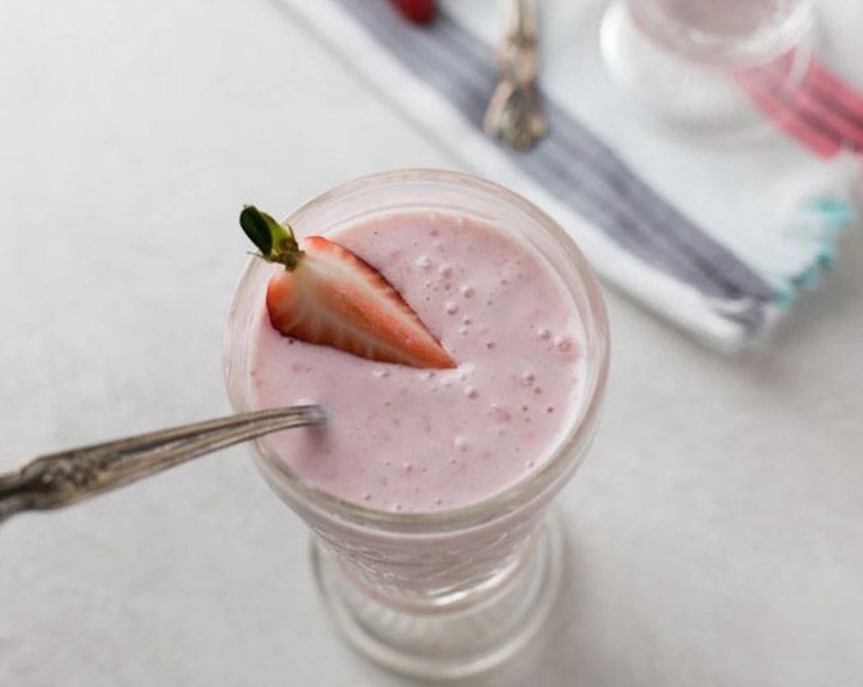 Strawberry Cheesecake Smoothie with Greek Yogurt