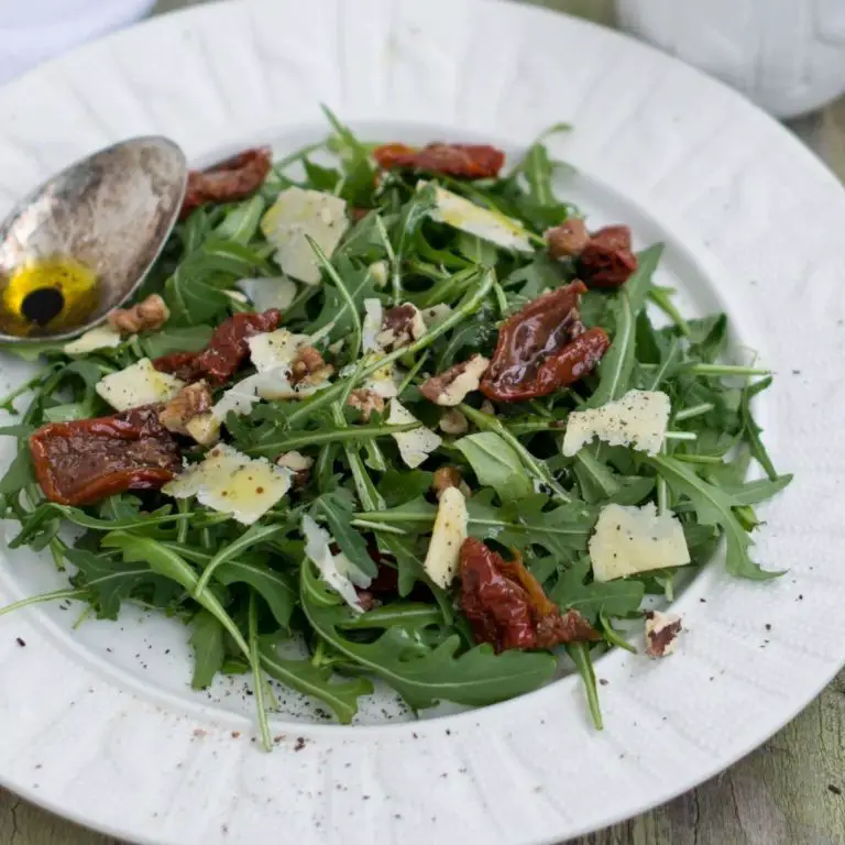 Sun-Dried Tomato and Arugula Salad with Balsamic Glaze