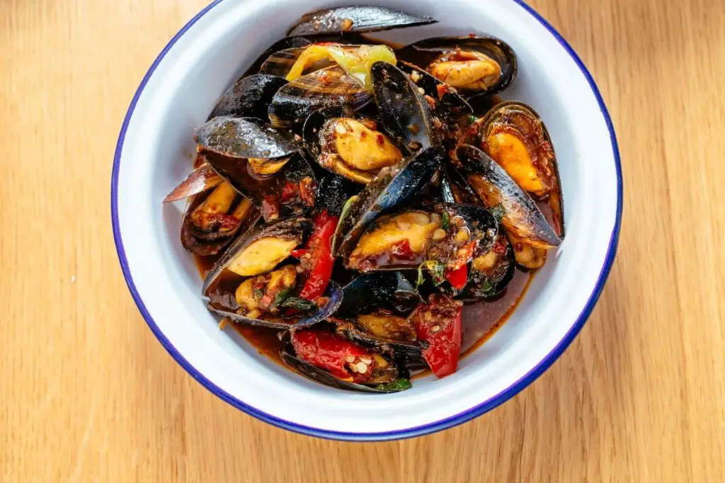 Thai Basil Mussels in Spicy Sauce