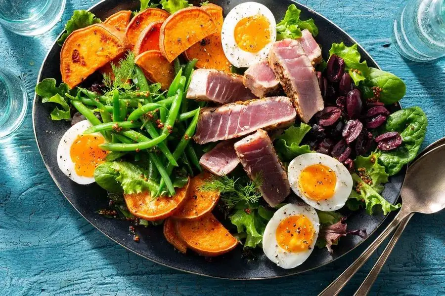 Tuna Niçoise Salad with Green Beans and Eggs