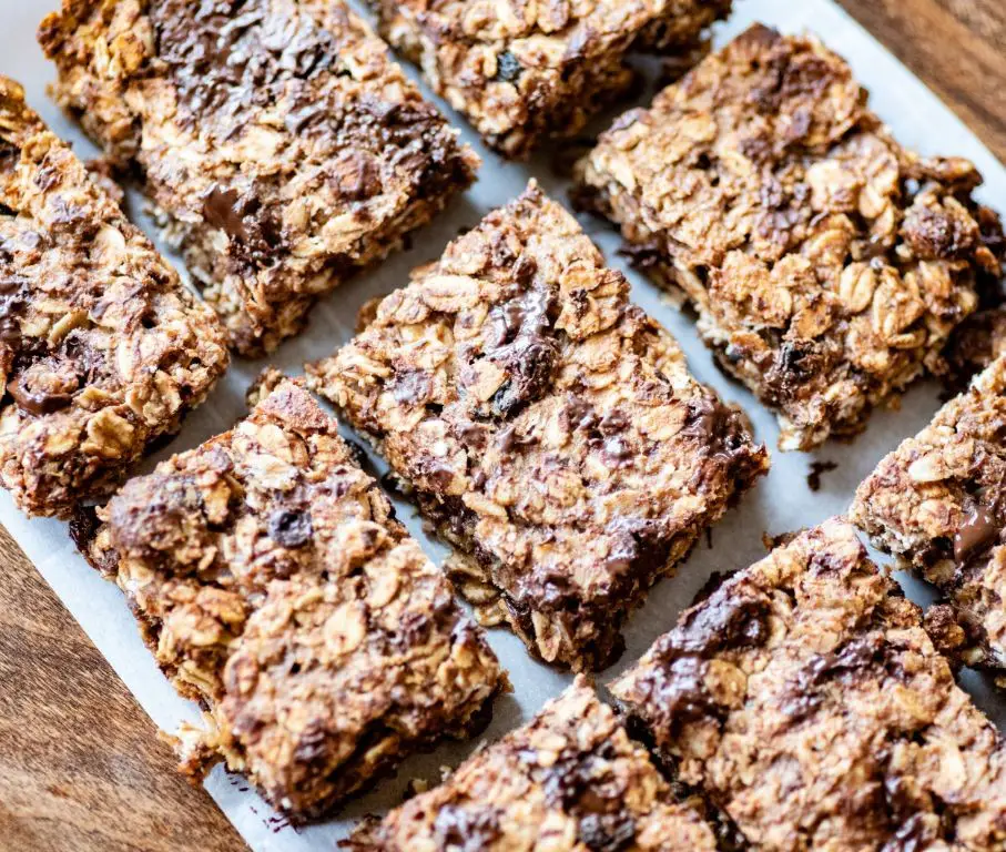 Vegan Date and Cinnamon Granola Bars