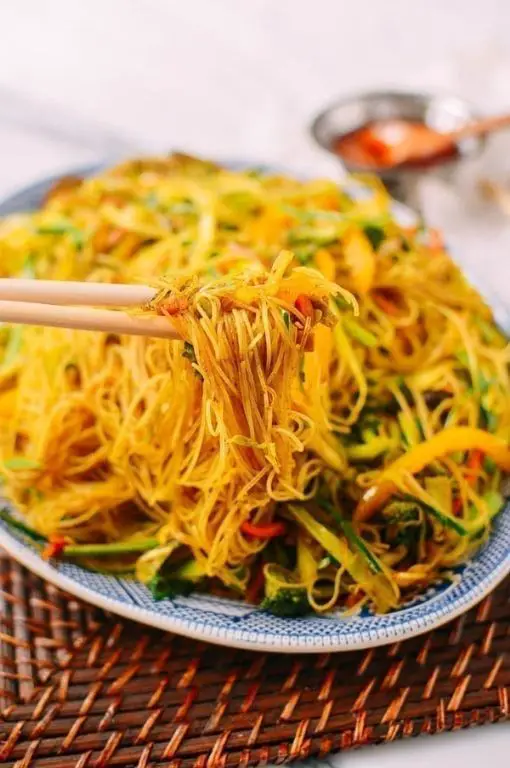 Vegetarian Singapore-Style Rice Noodles