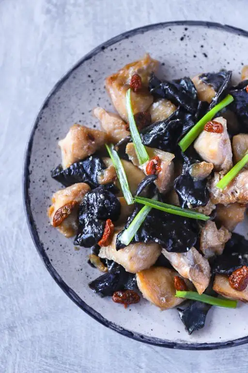 Velveted Chicken with Black Fungus