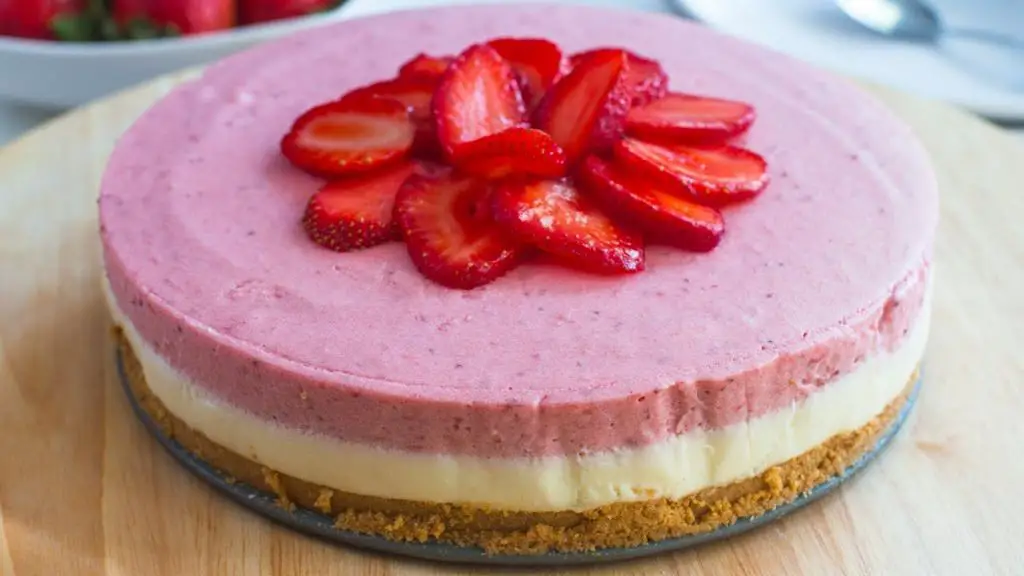 White Chocolate Bowl Stuffed with Strawberry Mousse