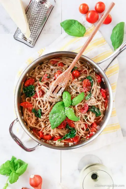 Whole Wheat Pasta with Spinach and Cherry Tomatoes