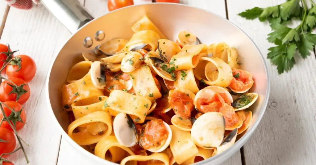 Calamarata Pasta with Clams and Parsley