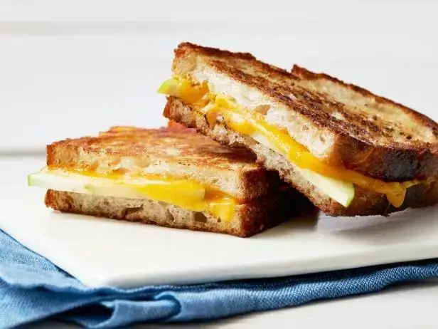 Cheddar Cheese and Apple Grilled Sandwich
