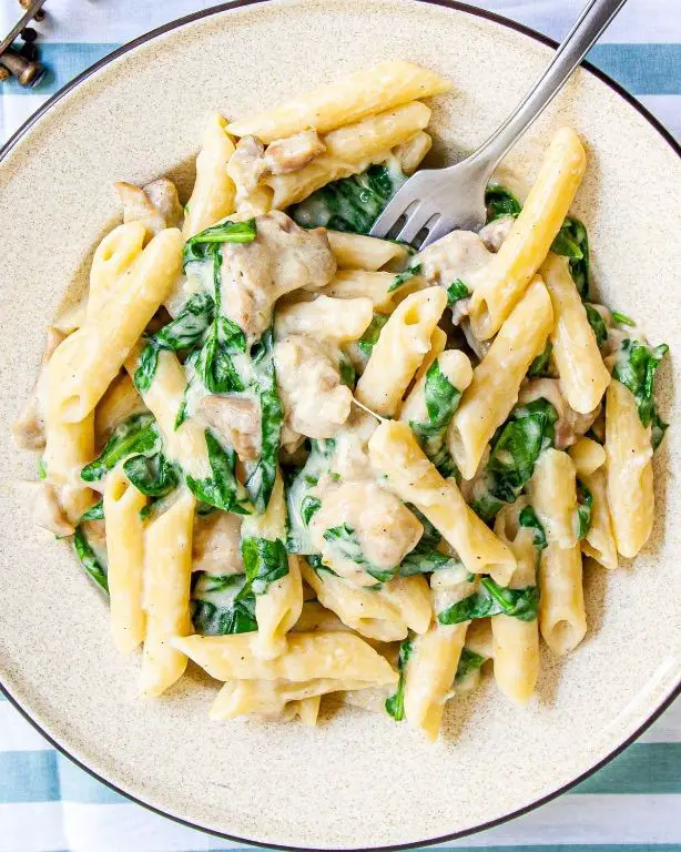 Cheesy Chicken and Spinach Pasta