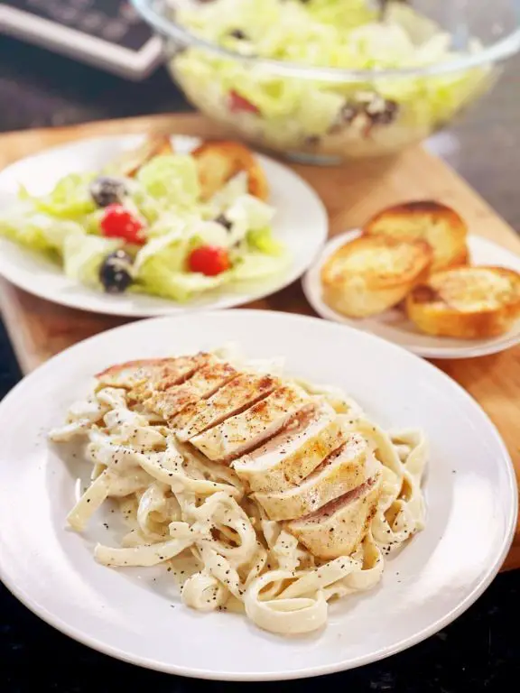 Chicken Alfredo Pasta with Garlic Bread
