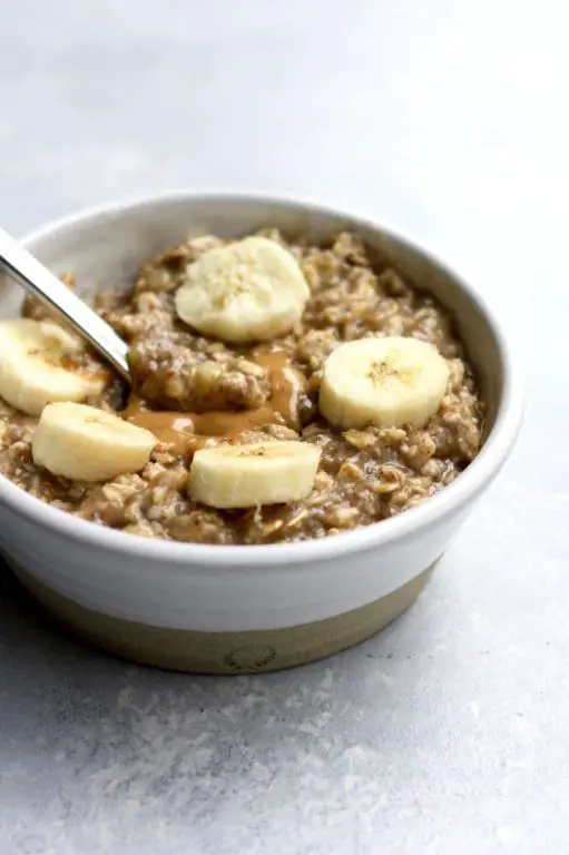 Oatmeal with banana and cinnamon