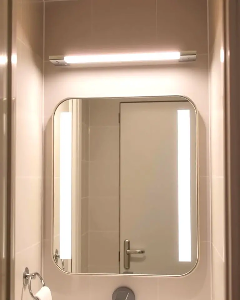 Compact Vanity Lights for Functionality